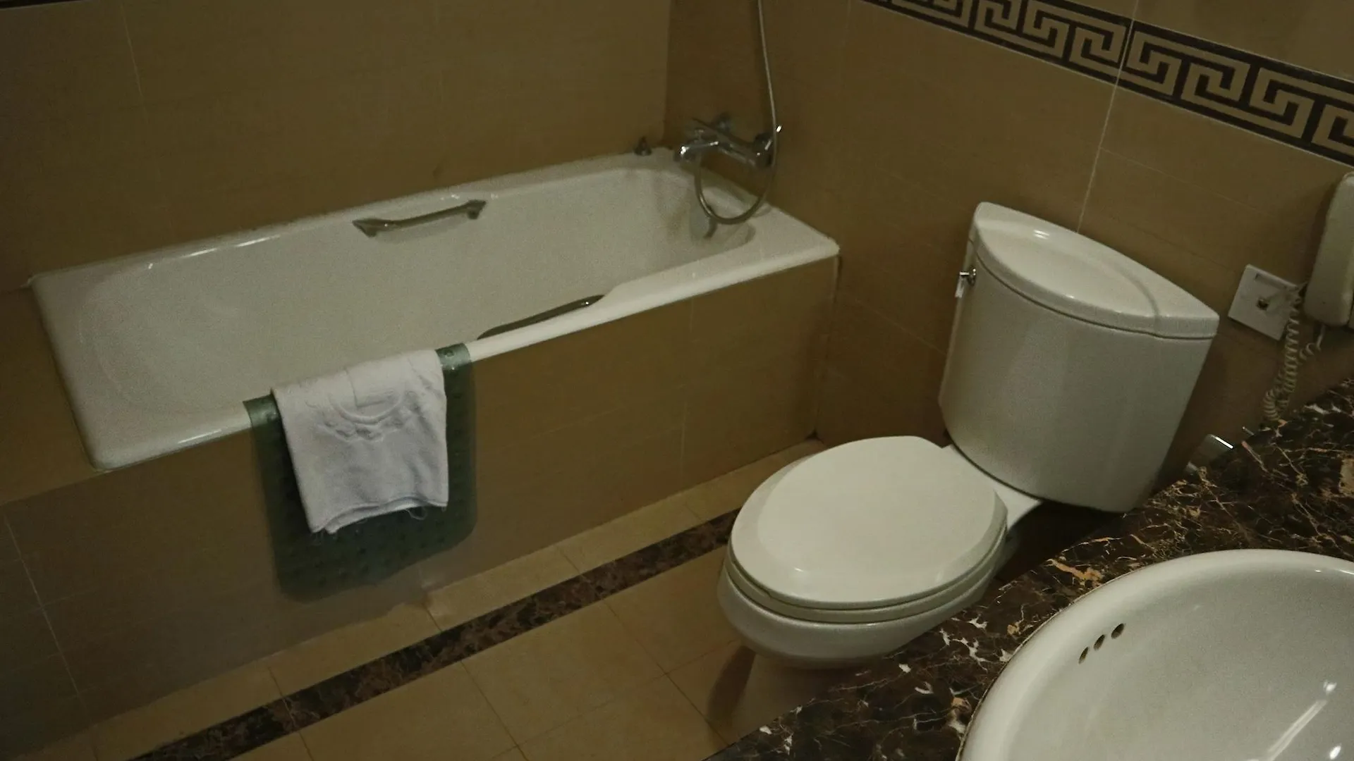 Shanghai Everbright International Hotel 4*,