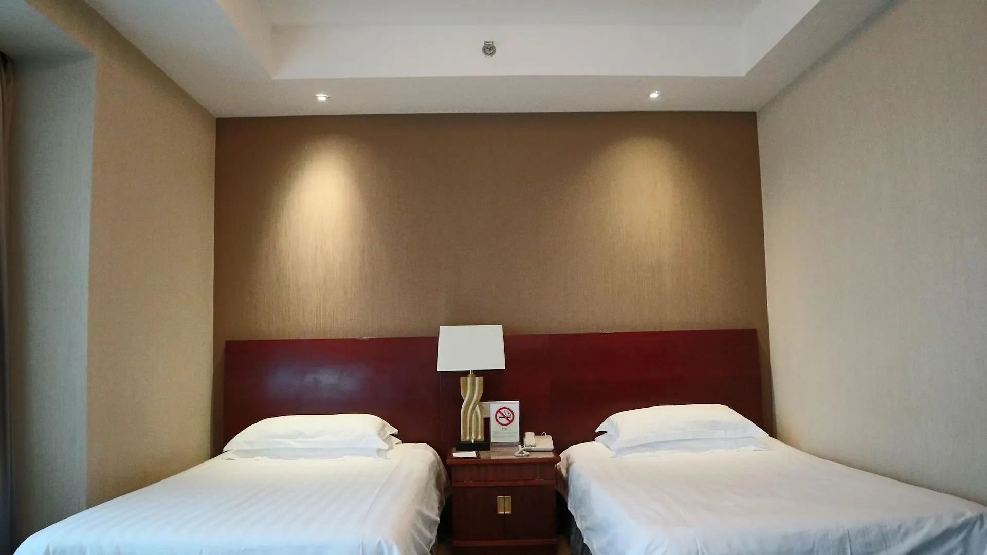 Shanghai Everbright International Hotel 4*,