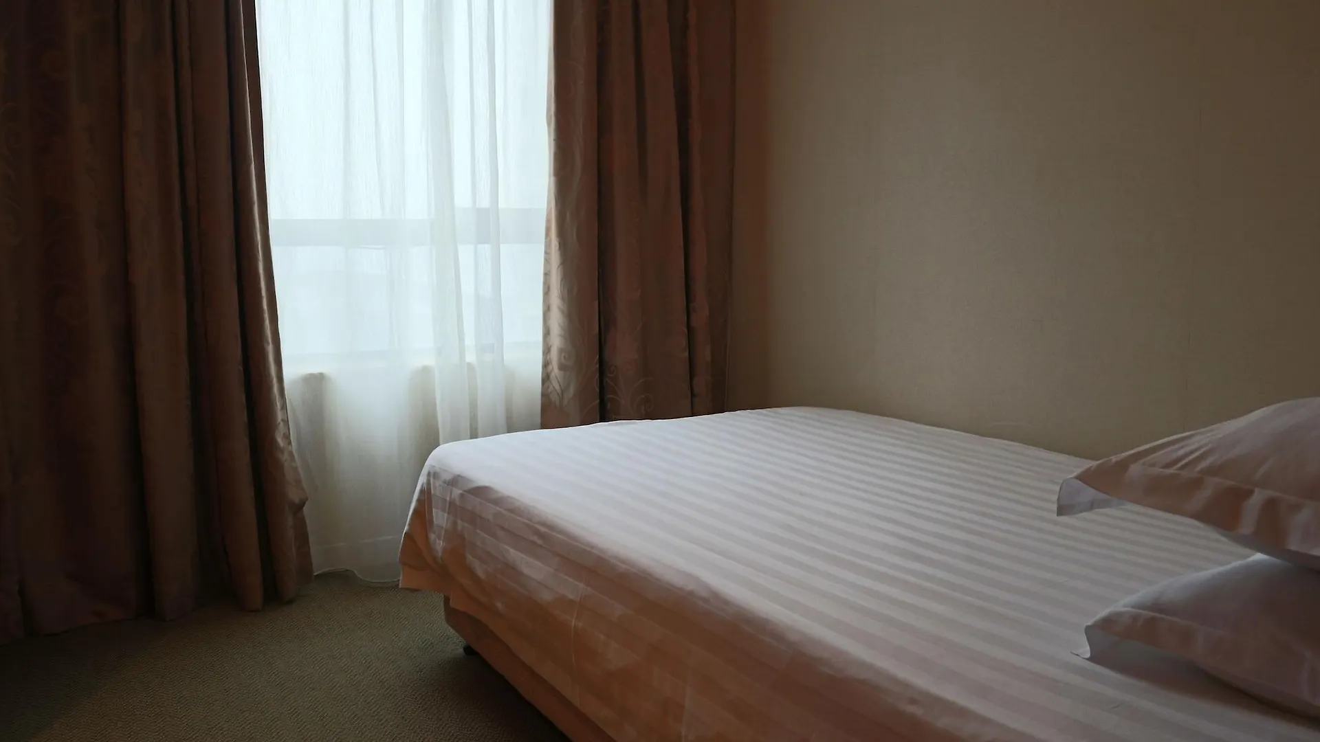Shanghai Everbright International Hotel 4*,  China
